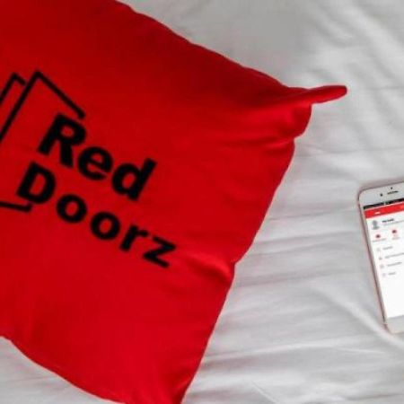 Отель Reddoorz @ Ranotana Манадо Экстерьер фото
